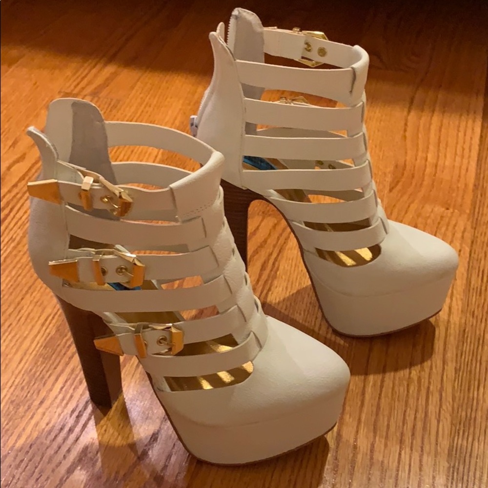 Platform white heels with gold buckle
